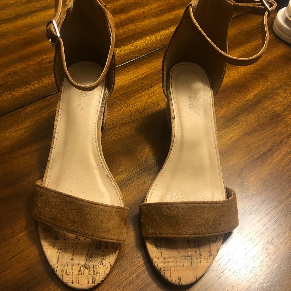 Fashion tan suede sandals